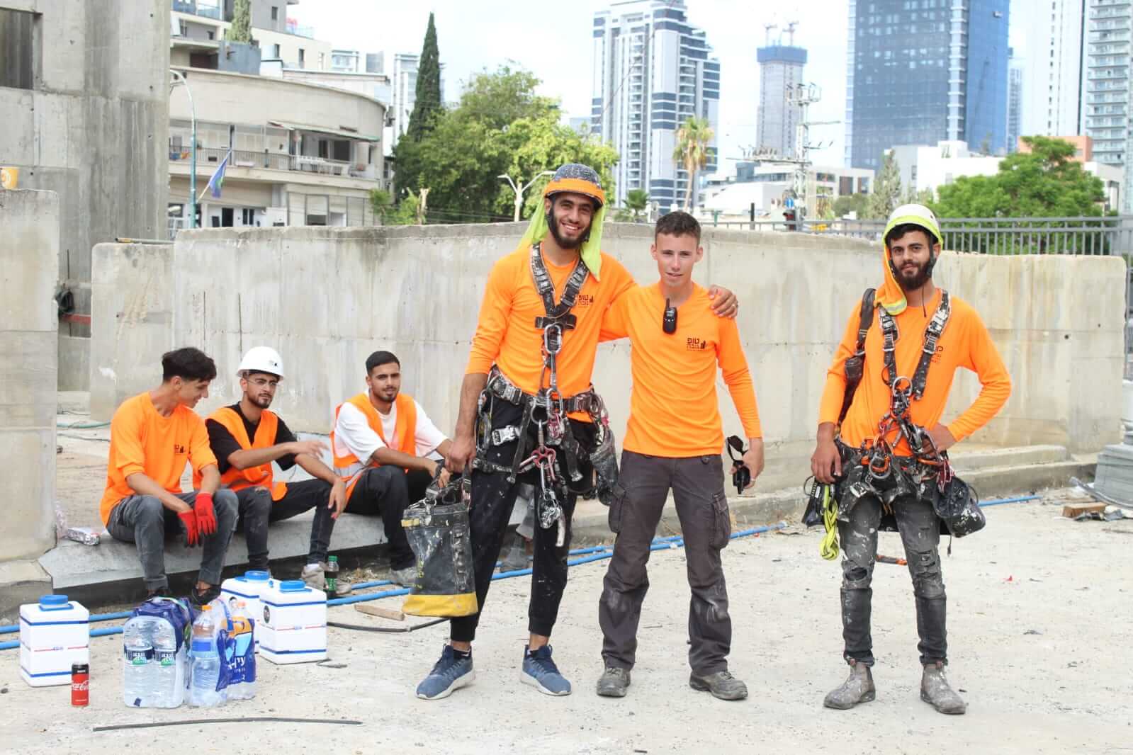 מטפס סנפלינג על חזית בניין